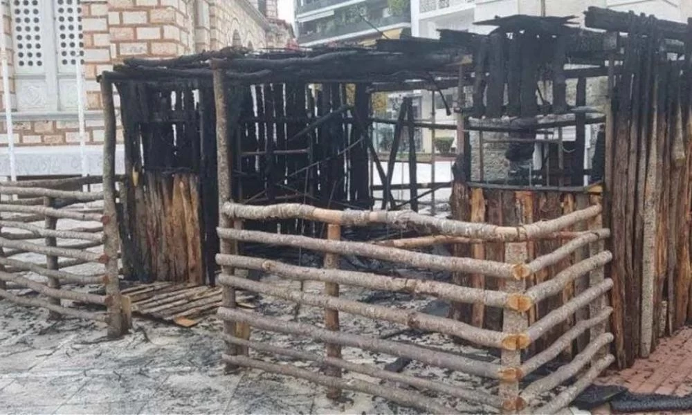 Η λυπητερή ιστορία του άστεγου που έκαψε την φάτνη στο Βόλο